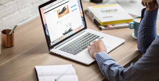 ui/ux writer adalah seseorang yang mampu membuat konsumen nyaman di website yang ia masuki, terlebih sampai tujuan pebisnisnya tercapai, konsumen beli produk atau jasa yang ada di dalam website tersebut